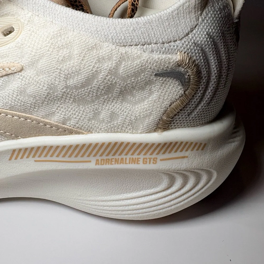 Brand New In Box Brooks Adrenaline GTS 25 Womens Size 7 Cream and Tan Accents - Picture 5 of 15